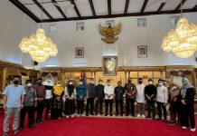 Gubernur Terima Pengurus Masika ICMI Sulsel, ASS: Silahkan Berkreasi dan Approach ke OPD Terkait FOTO: Pengurus ICMI Sulsel saat temui gubernur diantaranya Ketua Umum Andi Alfian Zainuddin, Sekretaris Umum Riswandi Marzuki, Bendahara Umum, Ita Lestari Anwar, Wakil-wakil Ketua Bidang Erwin Saputra, A. Ihwan Patiroy, Muh. Ilham, Taqwa Bahar, Firman Maddepungeng, Tarmizi Tahir, Ummi Khaerati, A. Fauziah Astrid, Irwan Ashari, Aslim Taslim serta pengurus lainnya Halik Malik dan Andi Nur Indah.