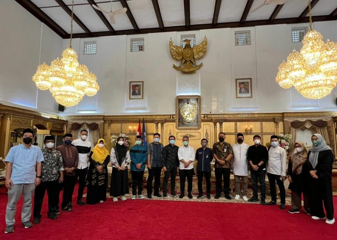 FOTO: Pengurus ICMI Sulsel saat temui gubernur diantaranya Ketua Umum Andi Alfian Zainuddin, Sekretaris Umum Riswandi Marzuki, Bendahara Umum, Ita Lestari Anwar, Wakil-wakil Ketua Bidang Erwin Saputra, A. Ihwan Patiroy, Muh. Ilham, Taqwa Bahar, Firman Maddepungeng, Tarmizi Tahir, Ummi Khaerati, A. Fauziah Astrid, Irwan Ashari, Aslim Taslim serta pengurus lainnya Halik Malik dan Andi Nur Indah.