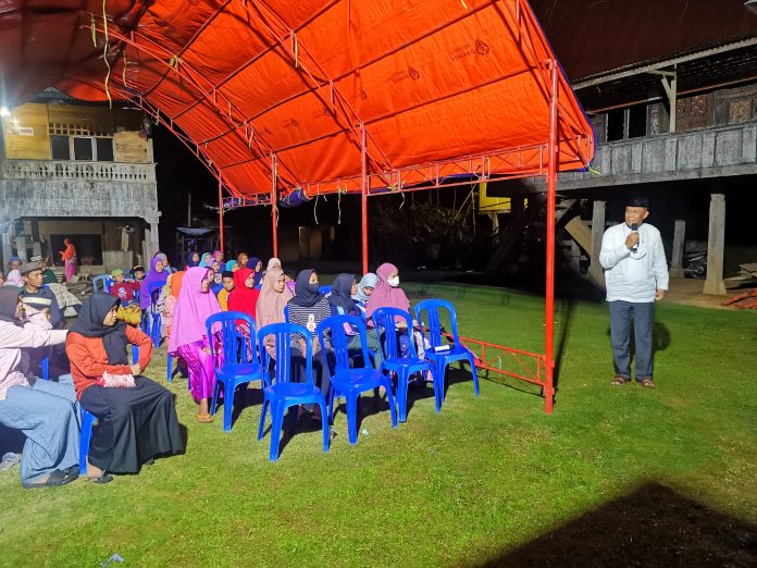 IMG-20220422-WA0003 Ket: (Foto_ist) Pimpinan PT Malea Energi, Victor Batuan Batara bersama masyarakat Tana Toraja saat acara Safari Ramadhan