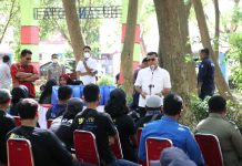 Lurah di Kecamatan Ujungbulu Cuek Soal Kebersihan Kanal, Bupati Beri Peringatan Keras FOTO: Bupati Muchtar Ali Yusuf saat dihadapan Tim Pengadilan Banjir. Peringatkan para lurah di Kecamatan Ujungbulu, Kabupaten Bulukumba.