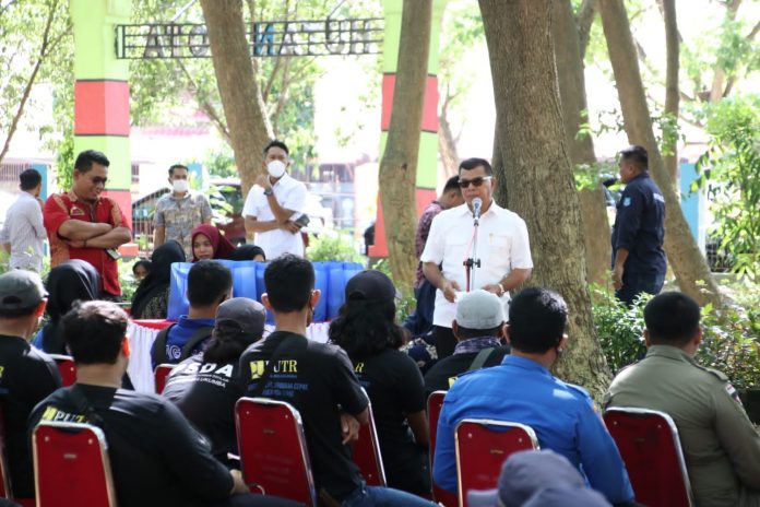 FOTO: Bupati Muchtar Ali Yusuf saat dihadapan Tim Pengadilan Banjir. Peringatkan para lurah di Kecamatan Ujungbulu, Kabupaten Bulukumba.