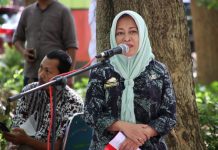 DPKP Bulukumba Bagi Bahan Pangan ke Tim Pengendali Banjir, Andi Utta: Tambahkan Bonus FOTO: Kepala Dinas Pertanian dan Ketahanan Pangan (DPKP) Bulukumba, Misbawati Wawo saat temi Tim Pengendali Banjir. Kamis,(21/4)