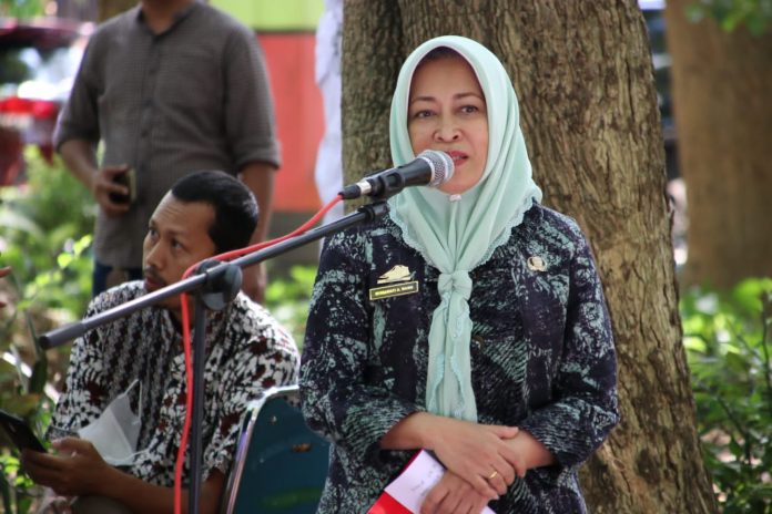 FOTO: Kepala Dinas Pertanian dan Ketahanan Pangan (DPKP) Bulukumba, Misbawati Wawo saat temi Tim Pengendali Banjir. Kamis,(21/4)