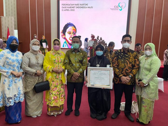 FOTO: Wakil Bupati Bulukumba Andi Edy Manaf bersama Ketua Tim Penggerak PKK Hj. Ira Kasuara, peringatan Hari Kartini ke 144 Tahun 2022.