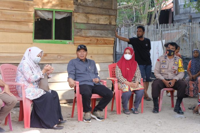 FOTO: Bupati Muchtar Ali Yusuf dan Andi Nugrawati Camat Gantarang saat mengunjungi warga di Ponre Kelurahan Matekko, Kecamatan Gantarang, Kabupaten Bulukumba.