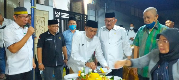 FOTO: Korps Alumni Himpunan Mahasiswa Islam (KAHMI) Sulawesi Selatan menggelar acara buka puasa bersama di Kompleks Nusa Indah, Jalan Boulevard, Makassar, Jumat, (22/4/2022).