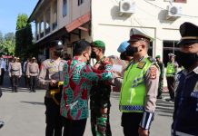 Sekda Selayar Pimpin Apel Besar Operasi Ketupat 2022 FOTO: Sekretaris Daerah Kabupaten Kepulauan Selayar, Drs. Mesdiyono, M., E.c., Dev, serahkan pita saat Apel besar operasi ketupat digelar di lapangan Apel Mako Polres Selayar, Sulawesi Selatan, hari Jum'at, (22/4)