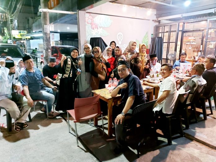 FOTO: Pengurus ILM Parepare saat menggelar buka puasa bersama di caffe Solusi Jl. Adhiaksa Baru, Panakukang, Makassar. Sabtu, 23 April 2022.