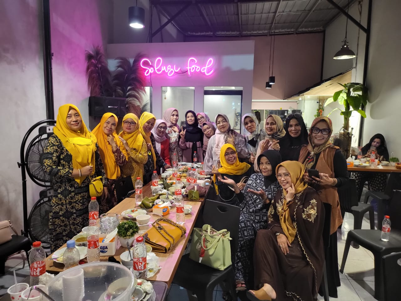 FOTO: Pengurus ILM Parepare saat menggelar buka puasa bersama di caffe Solusi Jl. Adhiaksa Baru, Panakukang, Makassar. Sabtu, 23 April 2022.