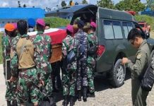KKB Kembali Telan Korban, Satu Prajurit Marinir Gugur FOTO: Anggota TNI korban penembakan Kelompok Separatis Teroris dievakuasi Sumber : VIVA/Aman Hasibuan