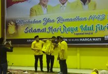 Perjuangankan Keragaman, Musa Memilih Jadi Kader Partai Golkar Makassar FOTO: Musa Sanda Tappangan, saat menerima jaket kuning partai golkar dari Ketua DPD II Golkar di Saksikan pengurus. Minggu, (24/4)