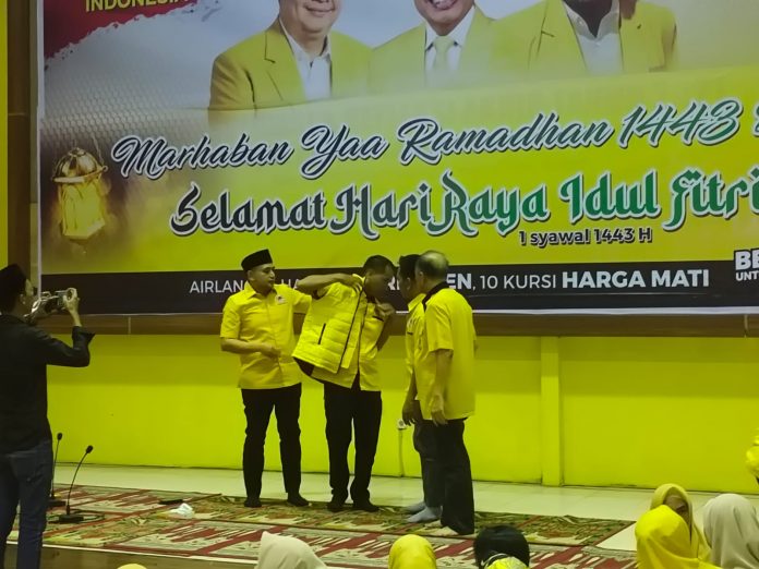 FOTO: Musa Sanda Tappangan, saat menerima jaket kuning partai golkar dari Ketua DPD II Golkar di Saksikan pengurus. Minggu, (24/4)