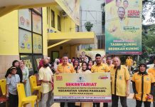 Aktivis Perempuan Makassar Pimcam Ujung Pandang, Warni: Berkaryalah untuk Partai Golkar FOTO: Pimcam Ujung Pandang Warni Saharuddin bersama pimpinan kelurahan menerima langsung papan sekertariat dari ketua DPD II Golkar Makassar Munafri Arifuddin (Appi). Minggu, (24/4)