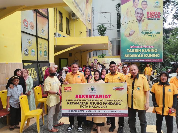 FOTO: Pimcam Ujung Pandang Warni Saharuddin bersama pimpinan kelurahan menerima langsung papan sekertariat dari ketua DPD II Golkar Makassar Munafri Arifuddin (Appi). Minggu, (24/4)