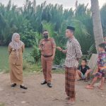 Tiga Ekor Buaya Muncul di Sungai Tekona, Warga Berharap Perhatian Pemkab Bulukumba FOTO: Kiri Camat Herlang, Asraeni, SH, Plt Sekcam Herlang, Andi Fidya Syamad, dan warga (Gau) saat berada di Sungai Tekona, Lingkungan Butung, Kelurahan Bintokamase, Kecamatan Herlang, Bulukumba. Senin, (25/4/2022)