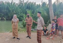 Tiga Ekor Buaya Muncul di Sungai Tekona, Warga Berharap Perhatian Pemkab Bulukumba FOTO: Kiri Camat Herlang, Asraeni, SH, Plt Sekcam Herlang, Andi Fidya Syamad, dan warga (Gau) saat berada di Sungai Tekona, Lingkungan Butung, Kelurahan Bintokamase, Kecamatan Herlang, Bulukumba. Senin, (25/4/2022)