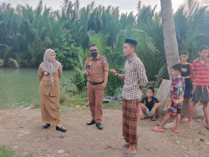 FOTO: Kiri Camat Herlang, Asraeni, SH, Plt Sekcam Herlang, Andi Fidya Syamad, dan warga (Gau) saat berada di Sungai Tekona, Lingkungan Butung, Kelurahan Bintokamase, Kecamatan Herlang, Bulukumba. Senin, (25/4/2022)