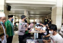 Gerakan Satu Juta Vaksin Booster Polda Sulsel Gandeng PWNU FOTO: Kepala Bidang Kedokteran dan Pelayanan Kesehatan Polda Sulawesi Selatan Kombes Pol dr. Yusuf Mawadi, Ketua PWNU Sulawesi Selatan KH. Hamzah Harun Al Rasyid, Ketua MUI Kota Makassar KH. Baharuddin HS didampingi Sekretaris Tanfidziyah PCNU Kota Makassar Usman Sofian dan Ketua Lembaga Kesehatan NU Kota Makassar dr. Reza Ahda Kadir hadir langsung menyaksikan proses vaksinasi. Selasa, (26/4)