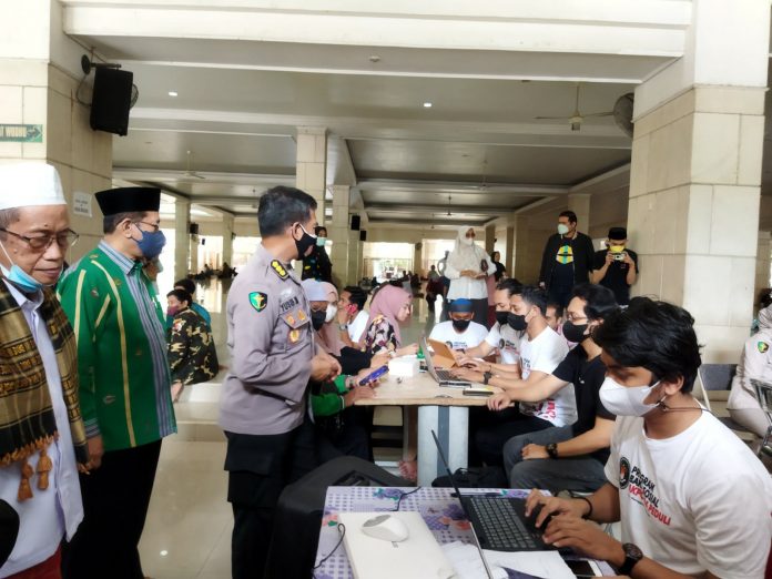 FOTO: Kepala Bidang Kedokteran dan Pelayanan Kesehatan Polda Sulawesi Selatan Kombes Pol dr. Yusuf Mawadi, Ketua PWNU Sulawesi Selatan KH. Hamzah Harun Al Rasyid, Ketua MUI Kota Makassar KH. Baharuddin HS didampingi Sekretaris Tanfidziyah PCNU Kota Makassar Usman Sofian dan Ketua Lembaga Kesehatan NU Kota Makassar dr. Reza Ahda Kadir hadir langsung menyaksikan proses vaksinasi. Selasa, (26/4)