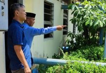 Tim Kementerian PUPR Tinjau Instalasi Pengolahan Air, PDAM Target Kota Bulukumba 2023 Dapat di Aliri FOTO: Ketua Tim dari Kementrian PUPR, Danial, saat didampingi Direktur PDAM Bulukumba Andi Nurjaya saat meninjau pengelolaan air SPAM PDAM di Barabba, Bialo, Kecamatan Gantarang, Kabupaten Bulukumba.