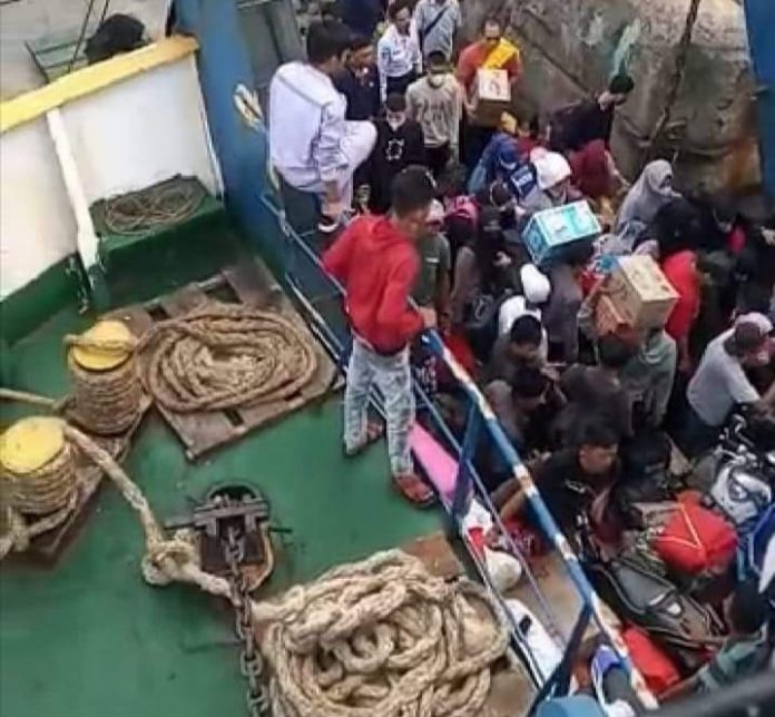 FOTO: Kepadatan penumpang dari Pamatata (Selayar) tujuan Bira kabupaten Bulukumba. Selasa, (25/4)