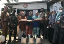 Program PKH, Agen E-Warung Pastikan Barang yang Diserahkan Kondisi Fresh, Irna: Kalau Rusak Diganti FOTO: Warga saat menerima bantua dari program PKH dari Agen E-Warung, Desa Benteng Gantarang, Kecamatan Gantarang, Kabupaten Bulukumba.
