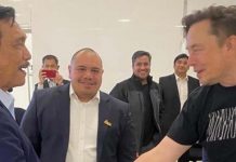 LBP Temui Elon Musk, dr Tifa Sebut CEO Tesla Seperti Baru Bangun Tidur Menteri Koordinator (Menko) Bidang Kemaritiman dan Investasi Luhut Binsar Pandjaitan bersama rombongan dengan CEO Tesla Elon Musk.