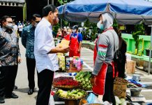 Mentan Syahrul Pastikan Stok Pangan Mencukupi Jelang Hari Raya Idulfitri FOTO: Presiden Jokowi didampingi Seskab Pramono Anung dan Gubernur Jabar Ridwan Kamil saat mengunjungi Pasar Sederhana di Bandung, Jawa Barat, Senin (17/01/2022). (Foto: BPMI Setpres/Laily Rachev)