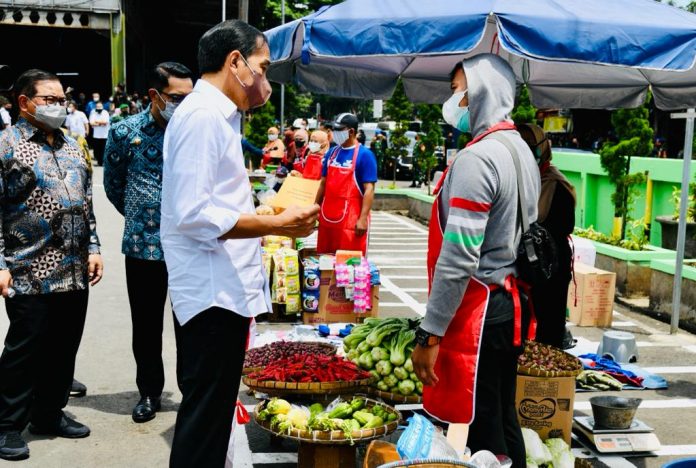 FOTO: Presiden Jokowi didampingi Seskab Pramono Anung dan Gubernur Jabar Ridwan Kamil saat mengunjungi Pasar Sederhana di Bandung, Jawa Barat, Senin (17/01/2022). (Foto: BPMI Setpres/Laily Rachev)