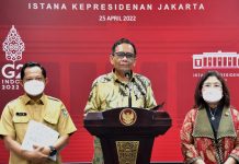 MRP dan MRPB Temui Presiden Soal Pemekaran dan Perpanjangan Masa Jabatan Gubernur Papua FOTO: Menko Polhukam Mahfud MD didampingi Mendagri Tito Karnavian dan Deputi V KSP Jaleswari Pramodawardhani memberikan keterangan pers di Kantor Presiden, Jakarta, Senin (25/04/2022). (Foto: BPMI Setpres/Rusman)