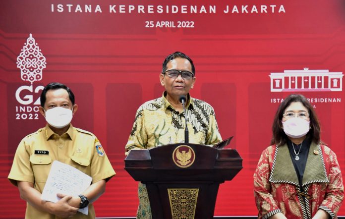 FOTO: Menko Polhukam Mahfud MD didampingi Mendagri Tito Karnavian dan Deputi V KSP Jaleswari Pramodawardhani memberikan keterangan pers di Kantor Presiden, Jakarta, Senin (25/04/2022). (Foto: BPMI Setpres/Rusman)