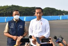 Indonesia Transisi dari Pandemi COVID-19 Menuju Endemi, Presiden: Jangan Buka Masker FOTO: Presiden Jokowi didampingi Gubernur DKI Jakarta Anies Baswedan saat meninjau Sirkuit Formula E, Senin (25/04/2022), di Ancol. (Foto: BPMI Setpres/Laily Rachev)