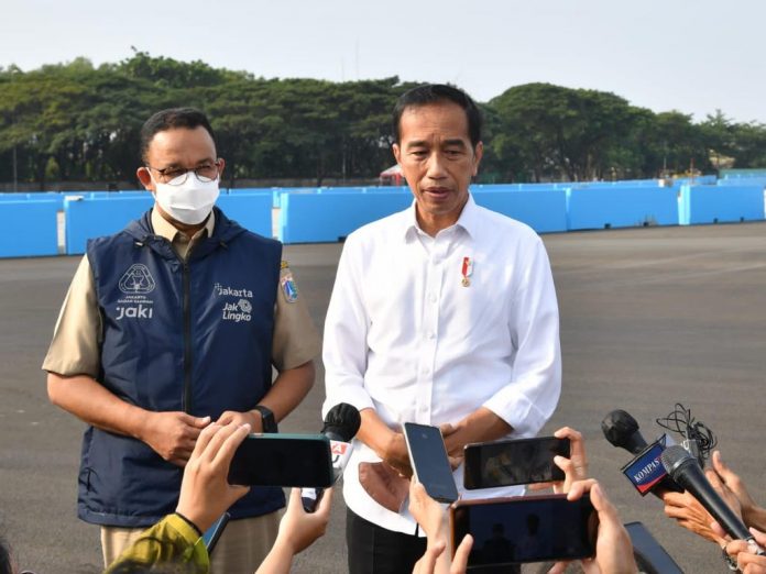 IMG-20220427-WA0120 FOTO: Presiden Jokowi didampingi Gubernur DKI Jakarta Anies Baswedan saat meninjau Sirkuit Formula E, Senin (25/04/2022), di Ancol. (Foto: BPMI Setpres/Laily Rachev)