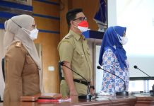 Atasi Stunting Melalui Program Kampung KB FOTO: Wakil Bupati Andi Edy Manaf (Tengah) kegiatan Penguatan Kemitraan dan Pemberdayaan Kelompok Masyarakat di Kampung KB dalam rangka Percepatan Penurunan Stunting di Kabupaten Bulukumba, di Ruang Pola Kantor Bupati, Selasa 26 April 2022.