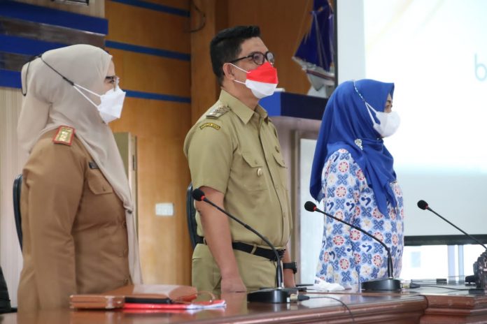 FOTO: Wakil Bupati Andi Edy Manaf (Tengah) kegiatan Penguatan Kemitraan dan Pemberdayaan Kelompok Masyarakat di Kampung KB dalam rangka Percepatan Penurunan Stunting di Kabupaten Bulukumba, di Ruang Pola Kantor Bupati, Selasa 26 April 2022.