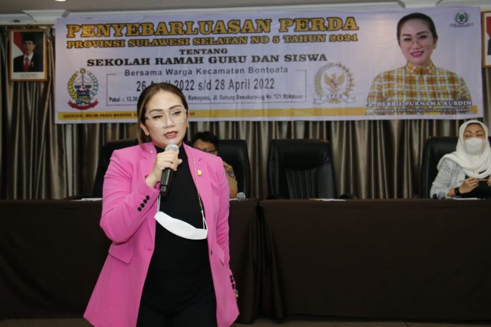FOTO: Anggota DPRD Sulsel, dari Fraksi Golkar, Debbie Purnama Rusdin, sosialisasi perda provinsi Sulawesi Selatan No 5, Tahun 2021 tentang sekolah ramah guru dan siswa, berlangsung Hotel Ramayana Jl. Gunung Bawakaraeng, Rabu (27/04/2022).