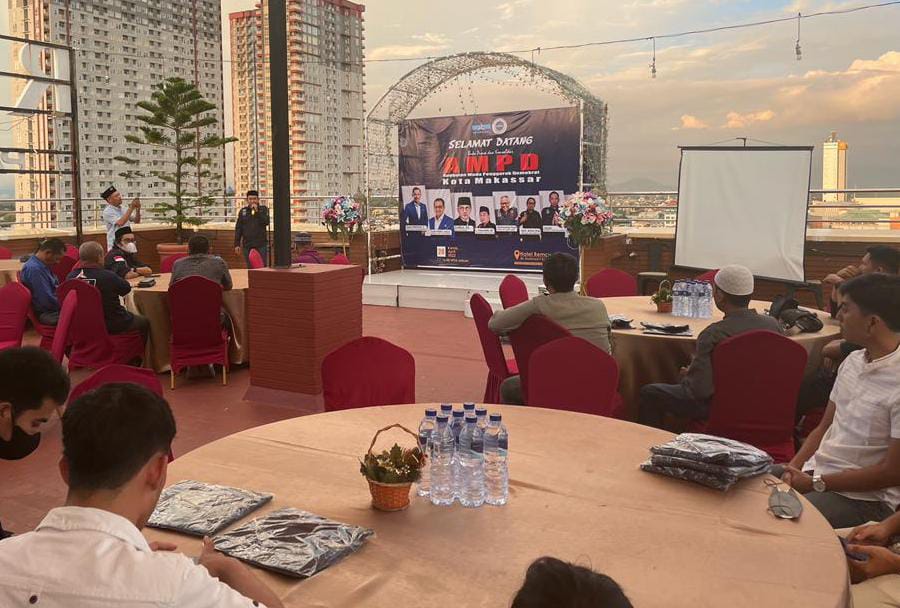 Ket.foto: Ihsan dalam sambutannya saat kegiatan buka puasa dan konsolidasi pengurus DPC AMPD Kota Makassar di Hotel Remcy Panakkukang Makassar.