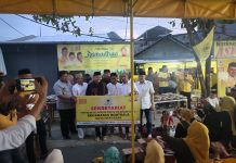 Appi Bukber di Rumah Aspirasi Partai Golkar di Tallo FOTO: Ketua DPD II Partai Golkar Makassar serahkan papan sekertariat Pimcam Bontoal. Rabu, (27/4)