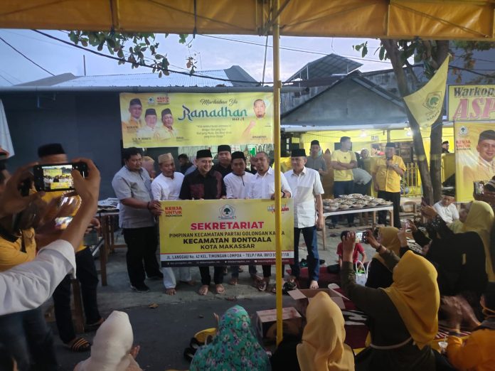FOTO: Ketua DPD II Partai Golkar Makassar serahkan papan sekertariat Pimcam Bontoal. Rabu, (27/4)