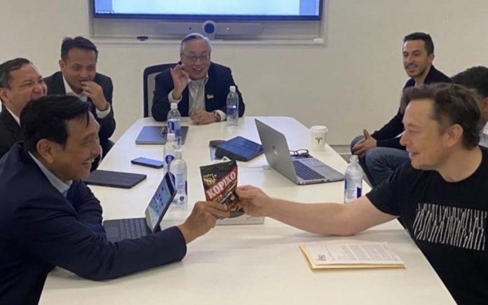 FOTO: Pertemuan Menko Luhut Binsar Pandjaitan dan Elon Musk terkait kerjasama nikel Tesla. (Foto: Instagram@quicchote)