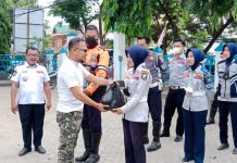 Dishub Pemkab Bulukumba Gelar Apel PAM Operasi Ketupat dan Idulfitri 2022 FOTO: Sekretaris Dinas Perhubungan Pemkab Bulukumba, Idham Khalid Daeng Patunru saat menyerahkan paket lebaran kepada staf Non ASN.