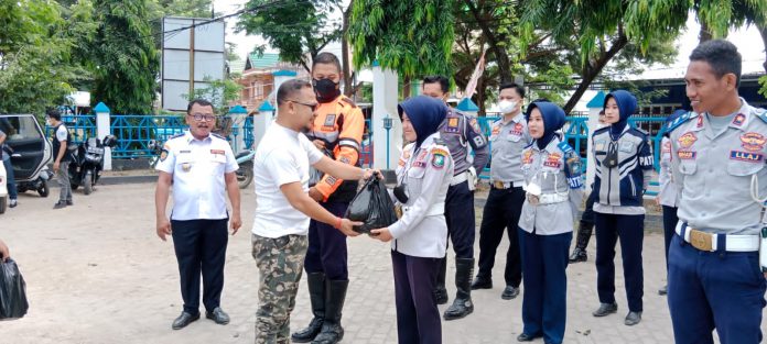 FOTO: Sekretaris Dinas Perhubungan Pemkab Bulukumba, Idham Khalid Daeng Patunru saat menyerahkan paket lebaran kepada staf Non ASN.