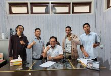 DPC F-SERBUNDO Temui Disnakertrans Kutai Timur FOTO: Sekretaris Disnakertrans Pemkab Kutai Timur, Piter Buyang dan Andi Zulfian (Sekretaris) beserta pengurus DPC F-SERBUNDO Kabupaten Kutai Timur