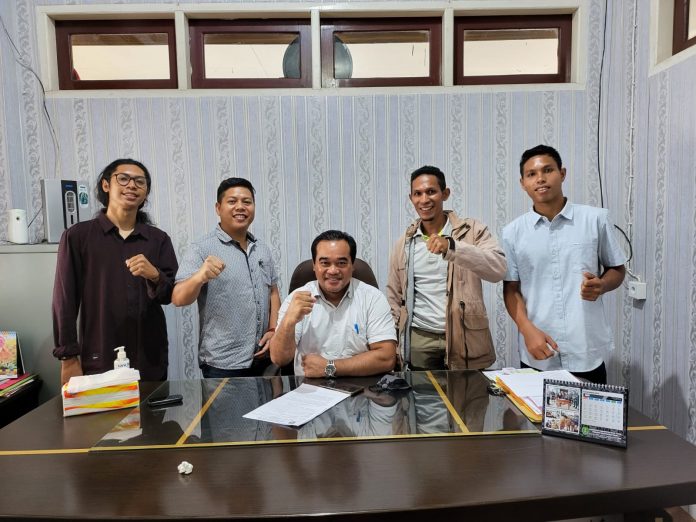 FOTO: Sekretaris Disnakertrans Pemkab Kutai Timur, Piter Buyang dan Andi Zulfian (Sekretaris) beserta pengurus DPC F-SERBUNDO Kabupaten Kutai Timur