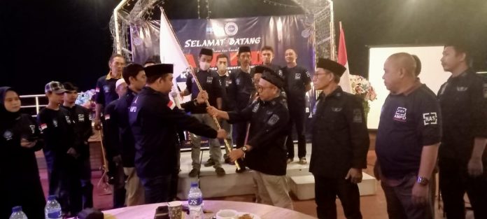IMG-20220428-WA0137 Ket.foto: Ihsan dan pengurus DPC AMPD Kota Makassar saat dikukuhkan oleh Djamaluddin Karim Ketua DPD AMPD Sulsel, di Hotel Remcy Panakkukang Makassar, Kamis (28/04).