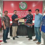 PB PORDI Tunjuk Andi Yuslim Patawari Ketua Panitia Turnamen Nasional Liga Domino Indonesia 2022 FOTO: Ketua Umum PB PORDI, Dr. H. Andi Jamaro Dulung, MSi., menyerahkan Surat Keputusan Andi Yuslim Patawari selaku Ketua Panitia Turnamen Nasional Liga Domino Indonesia Tahun 2022.