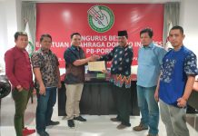 PB PORDI Tunjuk Andi Yuslim Patawari Ketua Panitia Turnamen Nasional Liga Domino Indonesia 2022 FOTO: Ketua Umum PB PORDI, Dr. H. Andi Jamaro Dulung, MSi., menyerahkan Surat Keputusan Andi Yuslim Patawari selaku Ketua Panitia Turnamen Nasional Liga Domino Indonesia Tahun 2022.