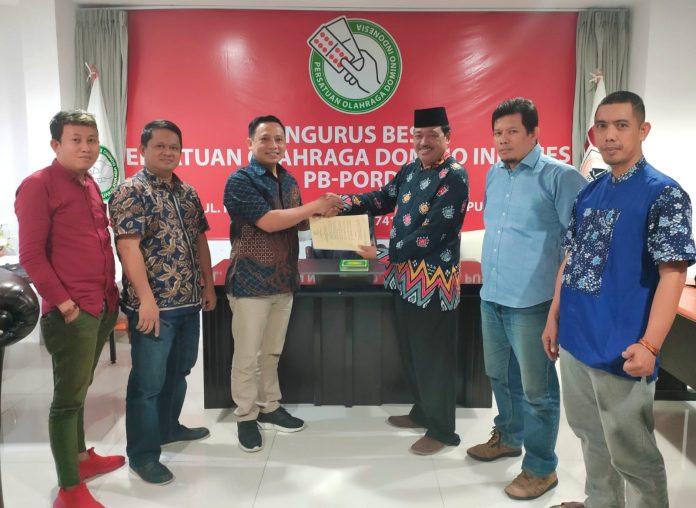 IMG-20220429-WA0003 FOTO: Ketua Umum PB PORDI, Dr. H. Andi Jamaro Dulung, MSi., menyerahkan Surat Keputusan Andi Yuslim Patawari selaku Ketua Panitia Turnamen Nasional Liga Domino Indonesia Tahun 2022.