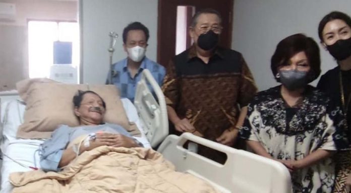 FOTO: SBY menjenguk AM Hendropriyono di RSPAD, Jumat (29/4/2022).