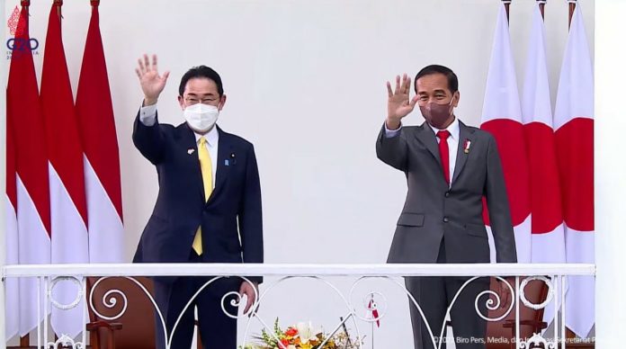 FOTO: Presiden Jokowi dan PM Fumio Kishida, di Istana Kepresidenan Bogor, Jabar, Jumat (29/04/2022) sore. (Sumber: Tangkapan Layar)